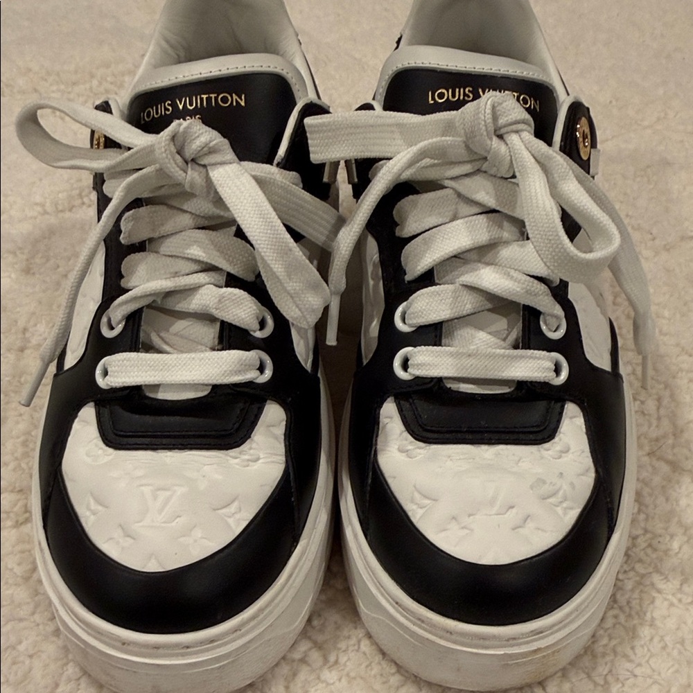 LV Louis Vuitton Sneakers size 36 EUC